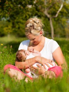 women breastfeeding in public